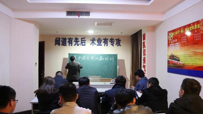 学历教育与技能培训：本质区别与选择指南**